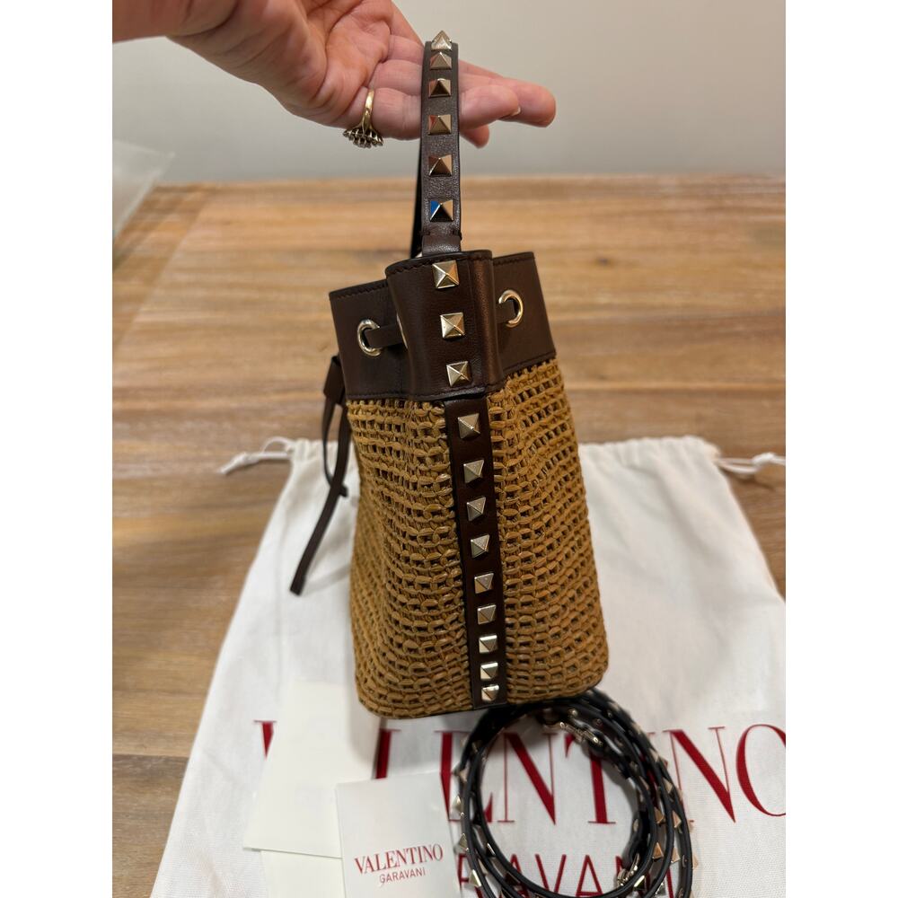 Valentino Garavani Rockstud Raffia Effect Bucket Bag Tobacco Cacao Crossbody - Picture 10 of 15